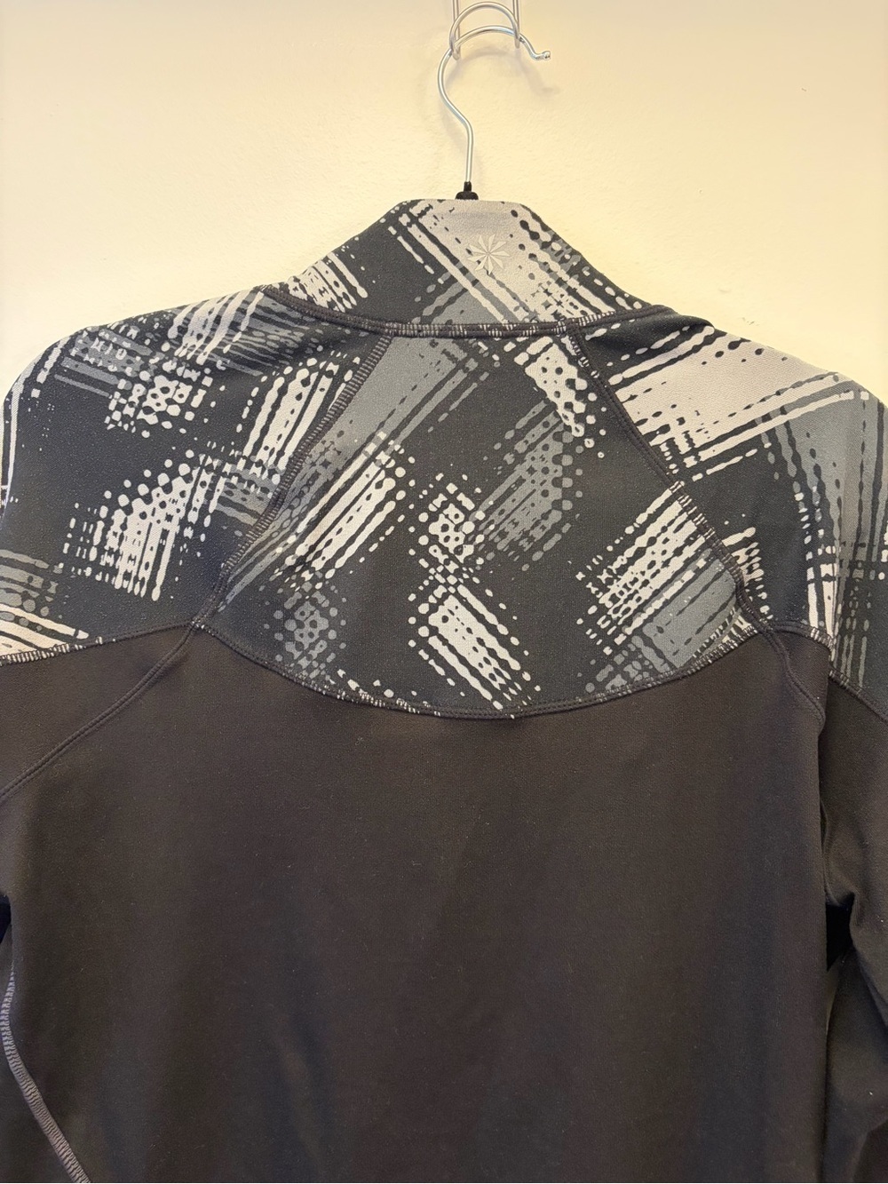 Athleta Black Blue/Gray Printed Pullover Top Sweatshirt M Partial Zip Half Zip - Picture 7 of 9
